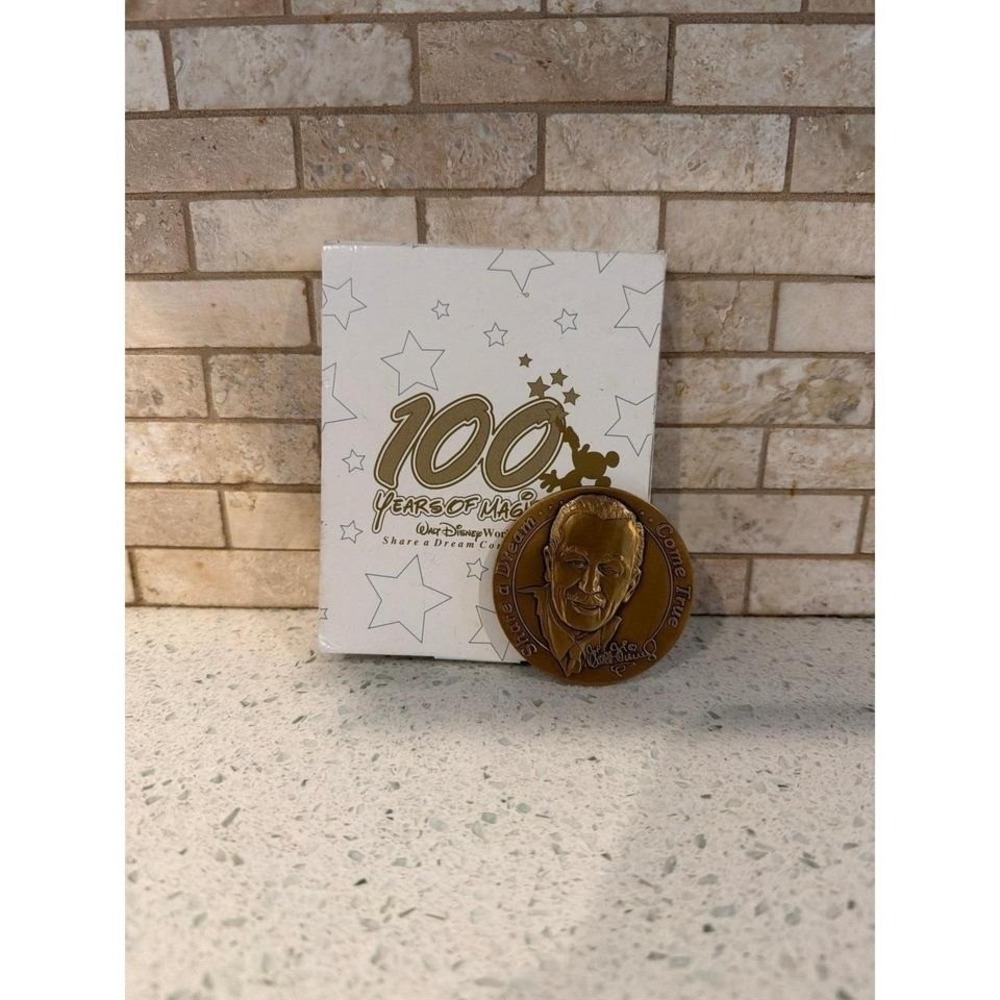 Disney Cast Member Coin‎ Medallion 2001 100 Years Magic